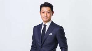 白背景で、型崩れや不自然なシワが一切ない完璧なフィット感のオーダースーツを堂々と着こなす、清潔感のある30代の日本人ビジネスマン。