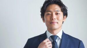清潔感のある白シャツと無地のネクタイで美しいVゾーンを作るビジネスマン