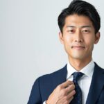 ジャストサイズのネイビースーツを爽やかに着こなし、女性に好印象を与えるビジネスマン⁠