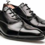⁠シューツリーを入れて美しく手入れされたリーガル（REGAL）の革靴。黒の内羽根ストレートチップ⁠