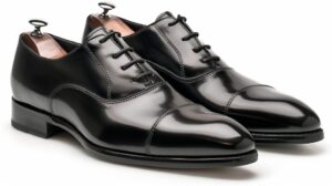 シューツリーを入れて美しく手入れされたリーガル(REGAL)の革靴。黒の内羽根ストレートチップ