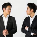 礼服（喪服）と黒のビジネススーツの違いを見比べて兼用できるか悩む男性