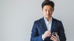 自宅でお気に入りのスーツのサイズ感を基準に、スマホで寸法を確認する様子