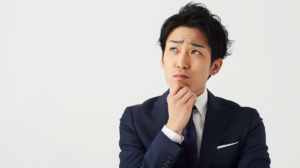 オーダースーツのネット購入において、価格の安さや生地の品質に不安を感じて悩んでいるビジネスマン